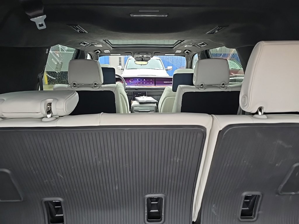 Used 2026 Cadillac Escalade ESV Platinum Sport w/ LPO, Floor Liner Package AWD/4WD image 9