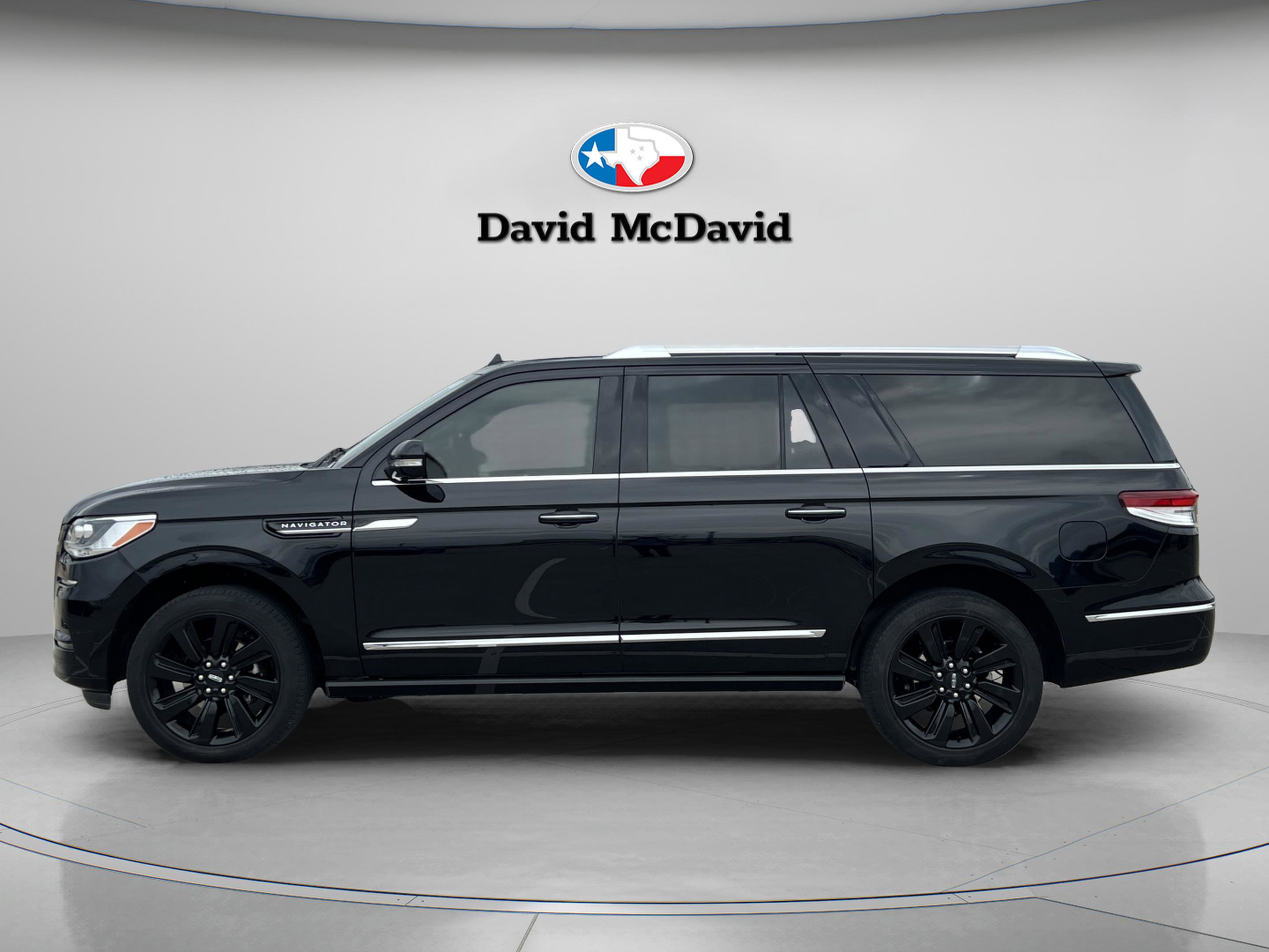 Used 2023 Lincoln Navigator L Reserve image 4
