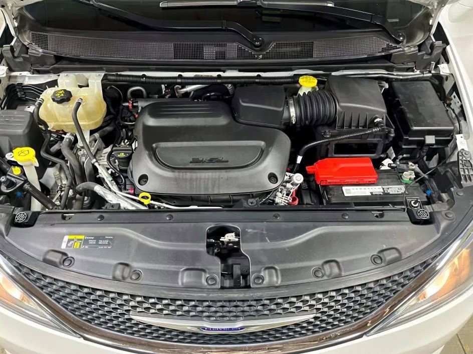 Used 2019 Chrysler Pacifica Touring-L Plus image 25