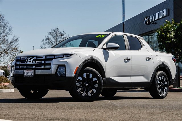 Certified 2025 Hyundai Santa Cruz SE image 1