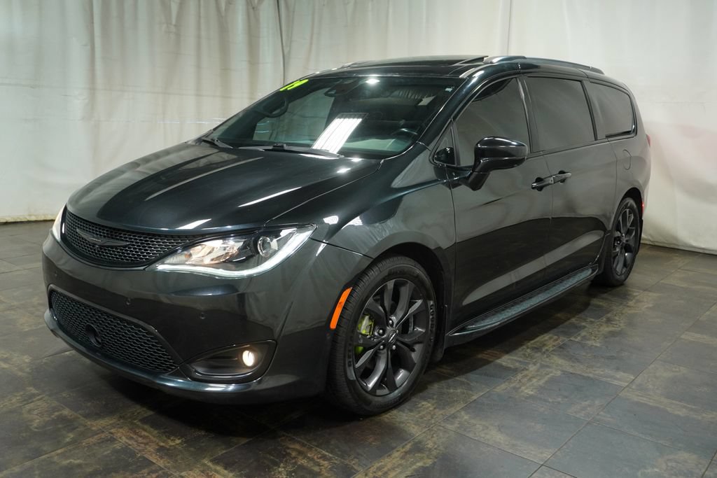 Used 2019 Chrysler Pacifica Touring-L FWD image 2