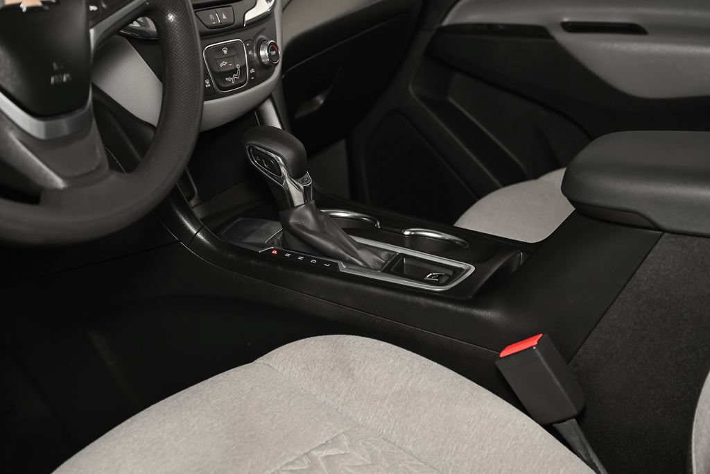 Used 2022 Chevrolet Equinox LS w/ LPO, Cargo Package FWD image 31