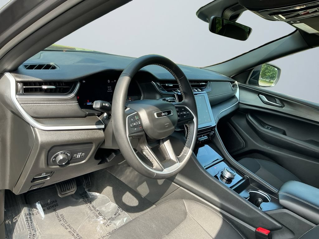 Used 2025 Jeep Grand Cherokee Laredo X AWD/4WD image 11