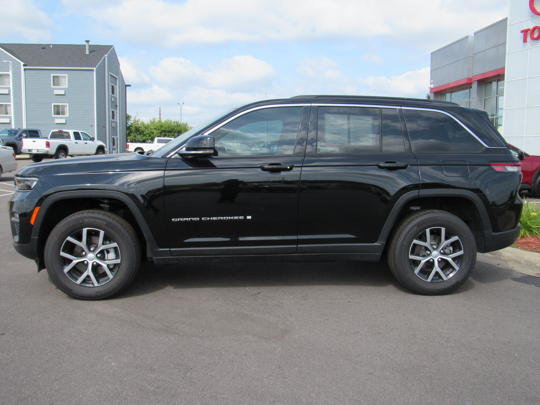Used 2025 Jeep Grand Cherokee Limited AWD/4WD image 10