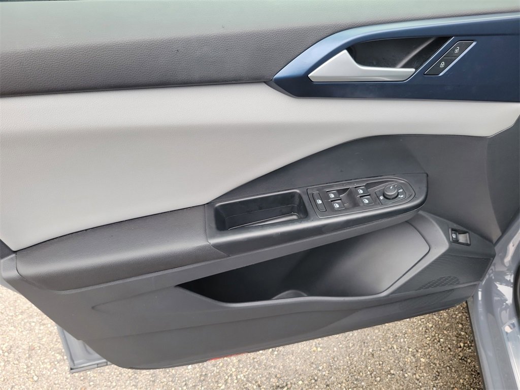 Used 2023 Volkswagen Taos SE w/ Black Wheel Package image 15