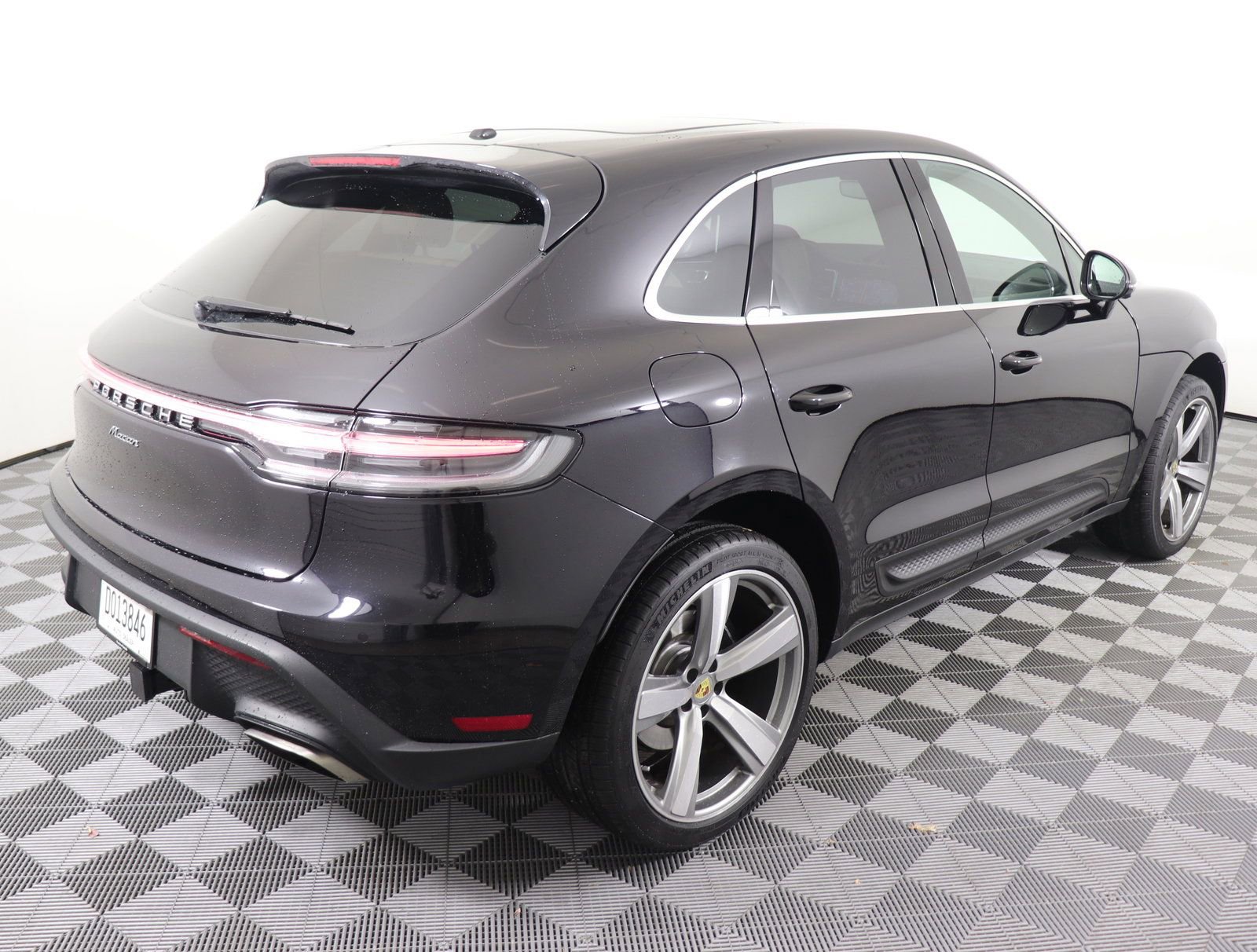 Used 2025 Porsche Macan image 11