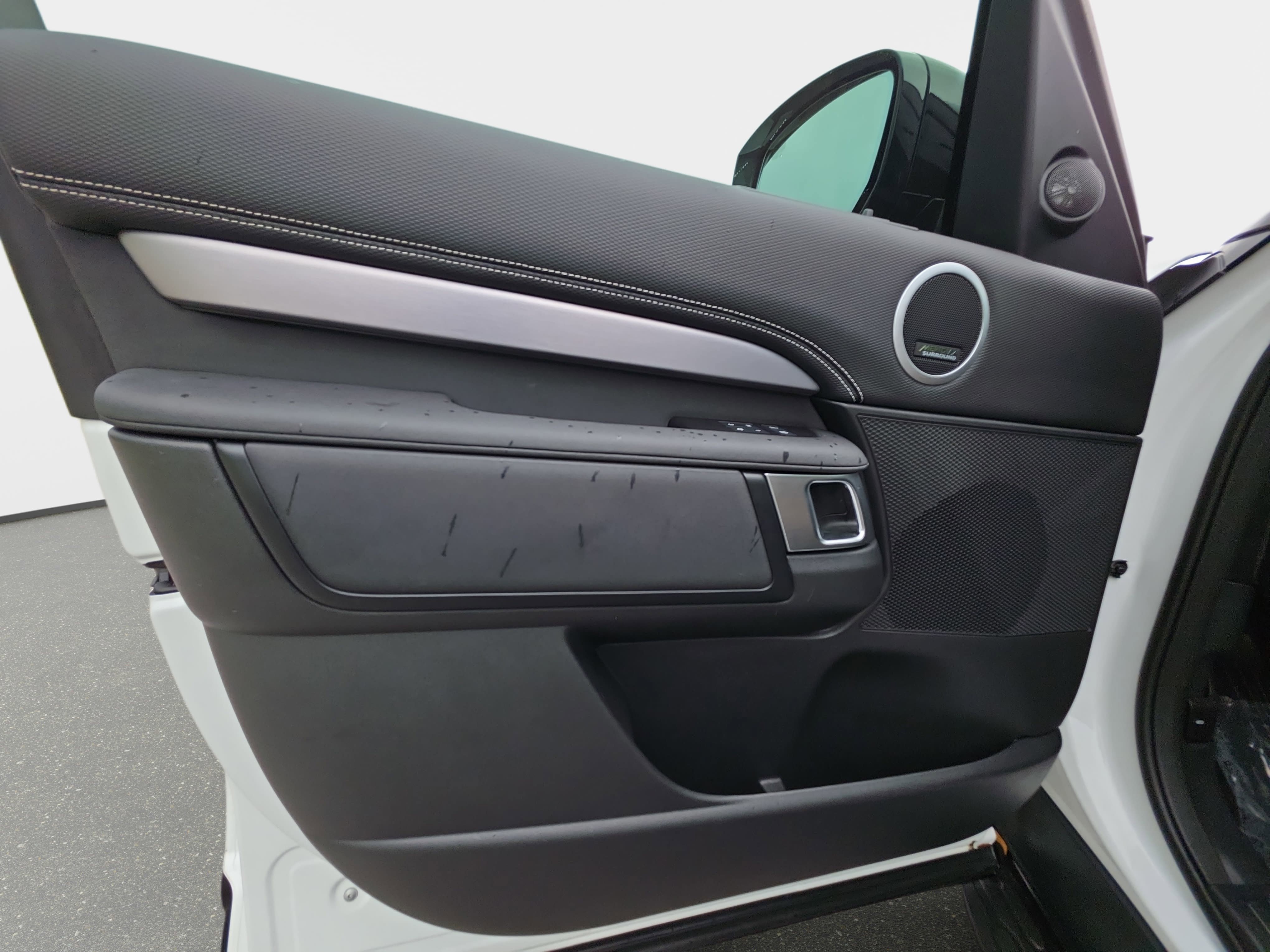 Used 2025 Land Rover Discovery Dynamic SE AWD/4WD image 27