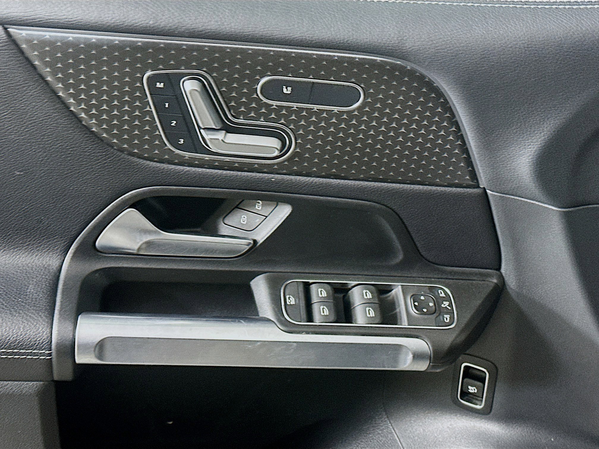 Used 2025 Mercedes-Benz GLB 250 4MATIC image 15