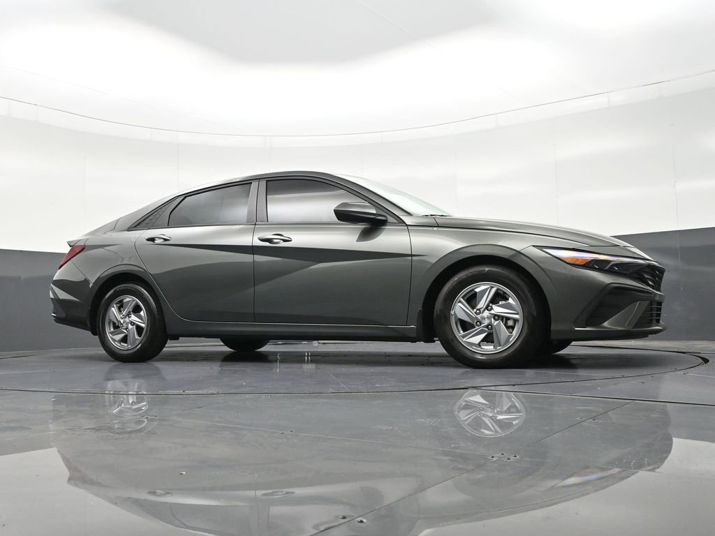 Used 2024 Hyundai Elantra SE image 29