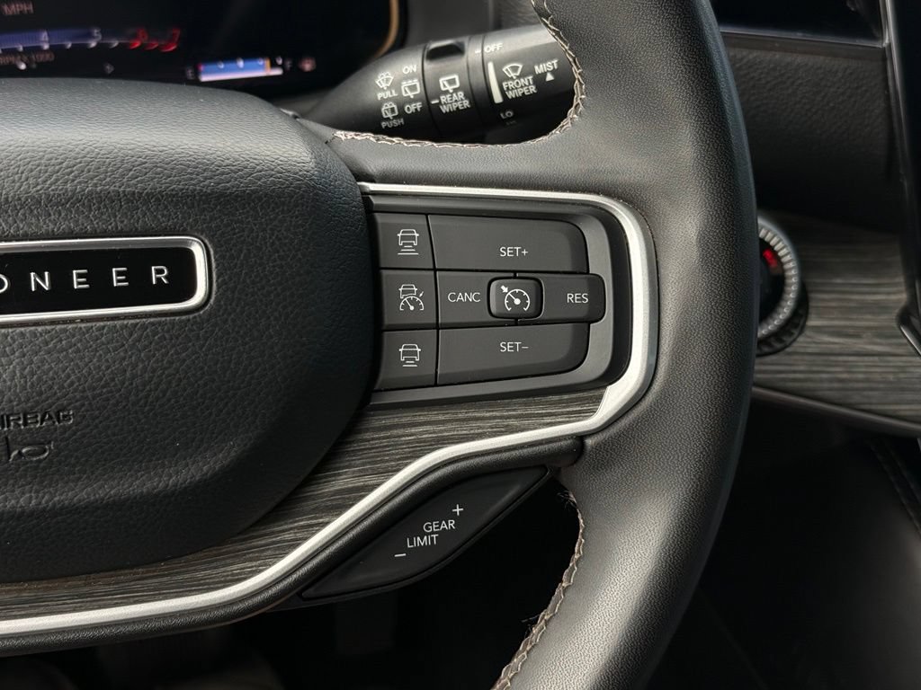 Used 2022 Jeep Wagoneer Series III AWD/4WD image 25