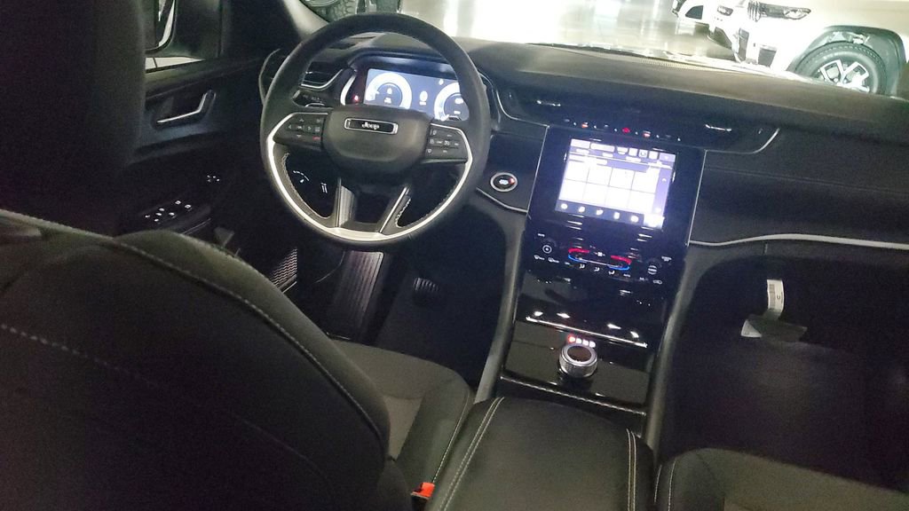 Used 2025 Jeep Grand Cherokee Laredo X image 12