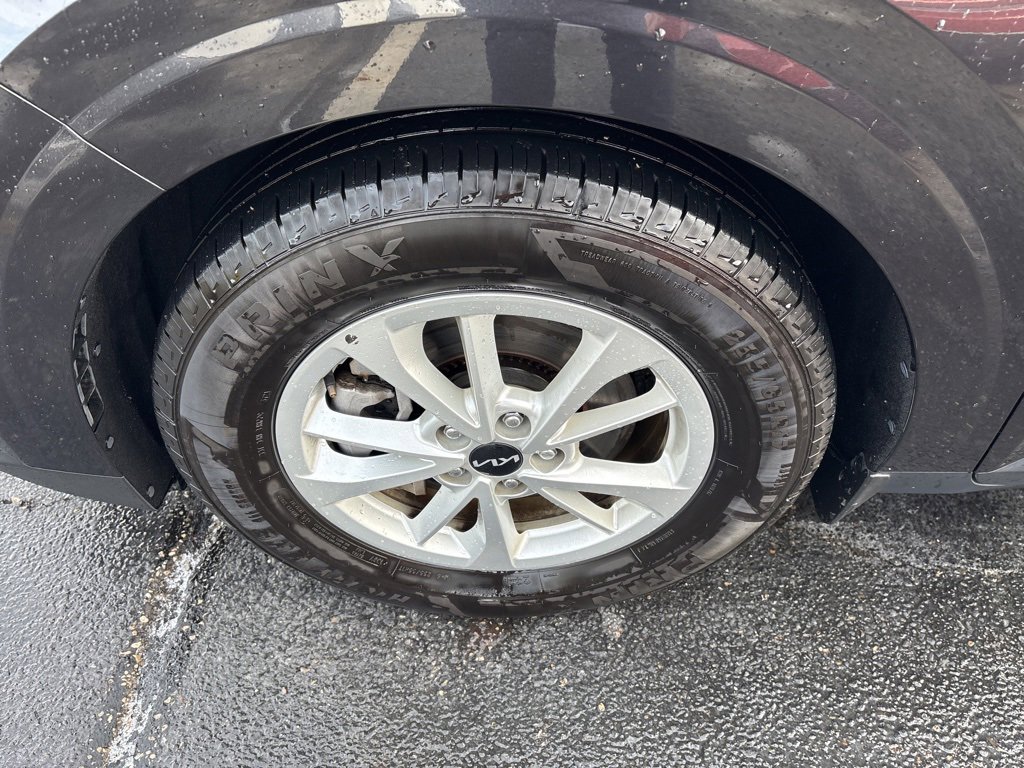 Used 2024 Kia Carnival LX image 8