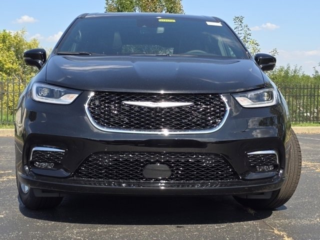 New 2026 Chrysler Pacifica Select image 2