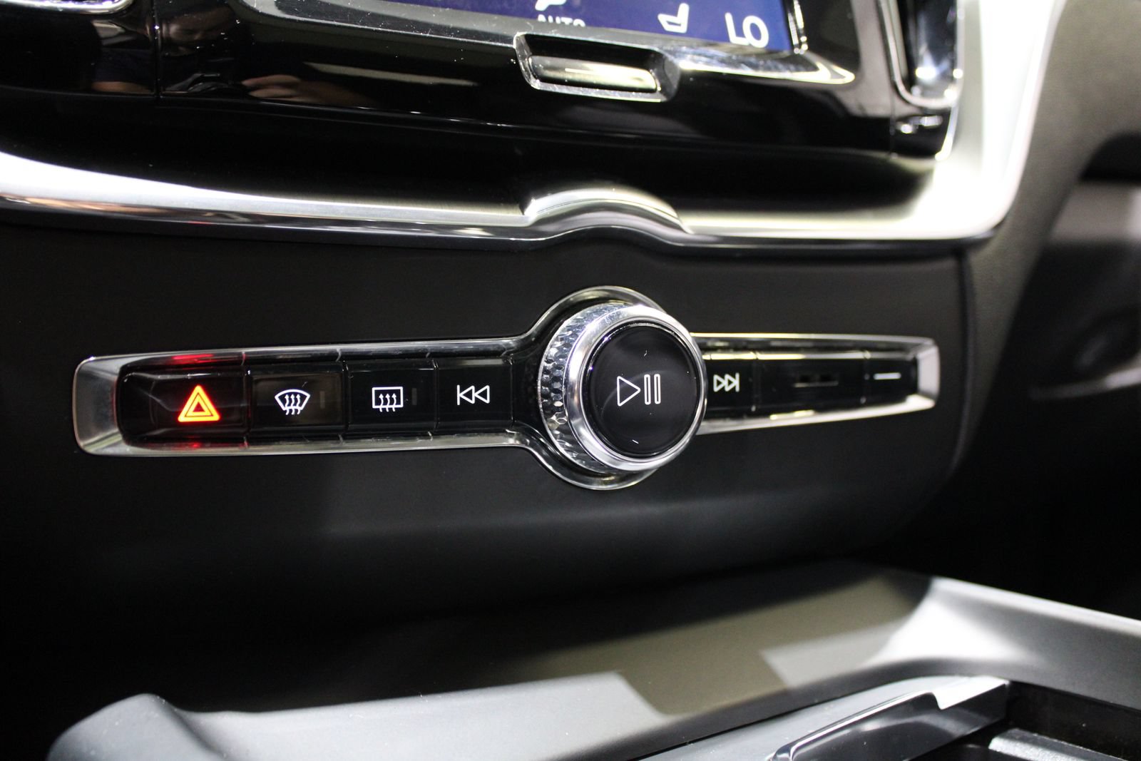 Used 2018 Volvo XC60 T6 Momentum w/ Convenience Package AWD/4WD image 31