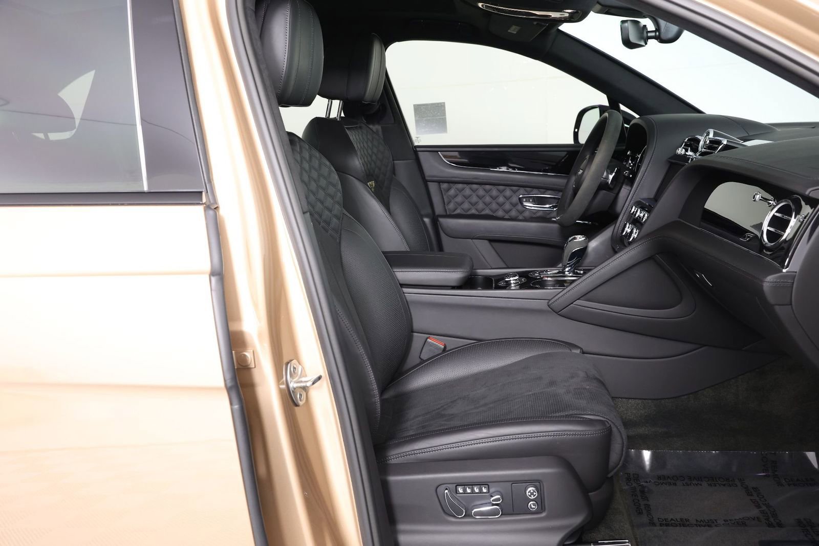 Used 2023 Bentley Bentayga image 32