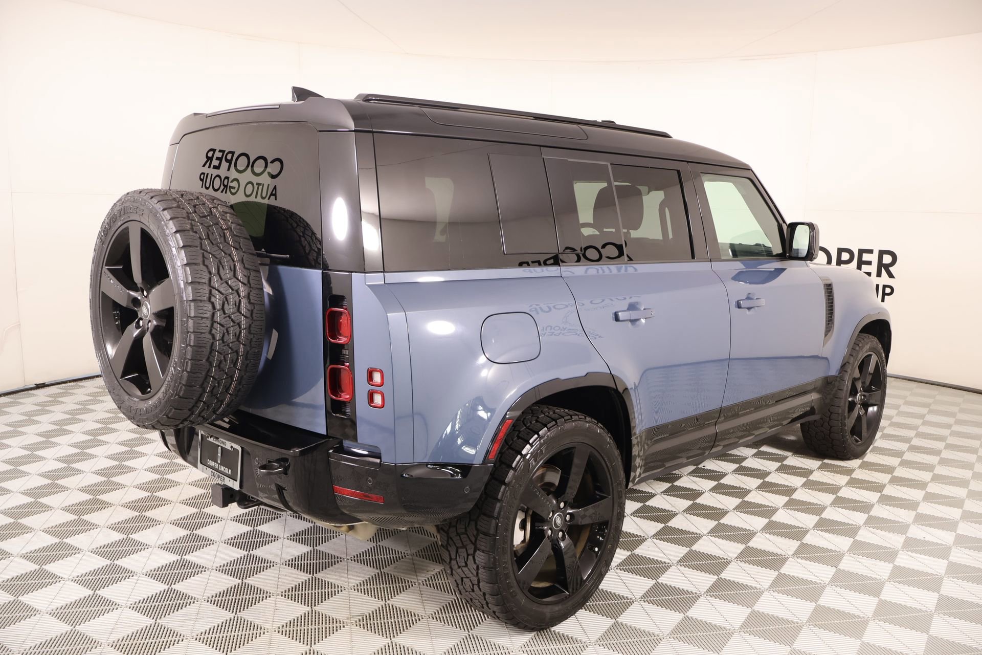 Used 2025 Land Rover Defender 110 X-Dynamic SE AWD/4WD image 21