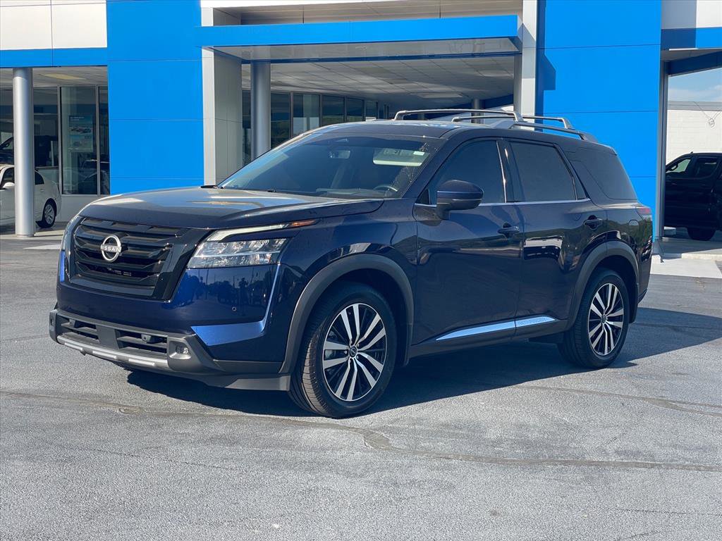 Used 2023 Nissan Pathfinder Platinum image 3