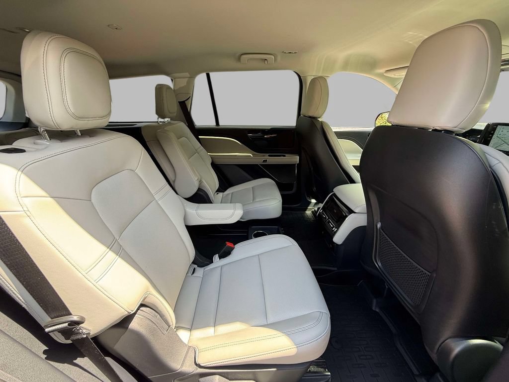 Used 2026 Lincoln Aviator AWD image 16