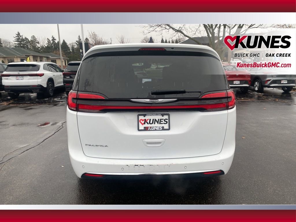 Used 2024 Chrysler Pacifica Touring-L FWD image 5