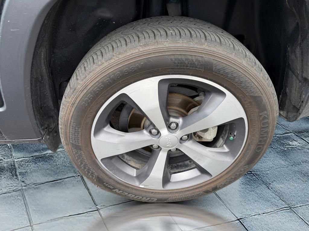 Used 2020 Jeep Cherokee Limited image 28