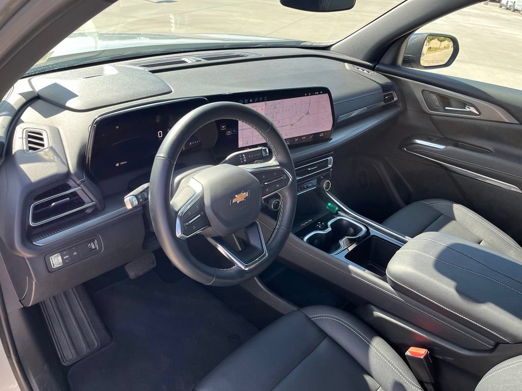 Used 2025 Chevrolet Traverse LT FWD image 13