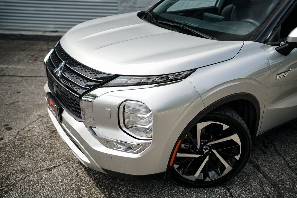 Used 2023 Mitsubishi Outlander LE AWD/4WD image 2