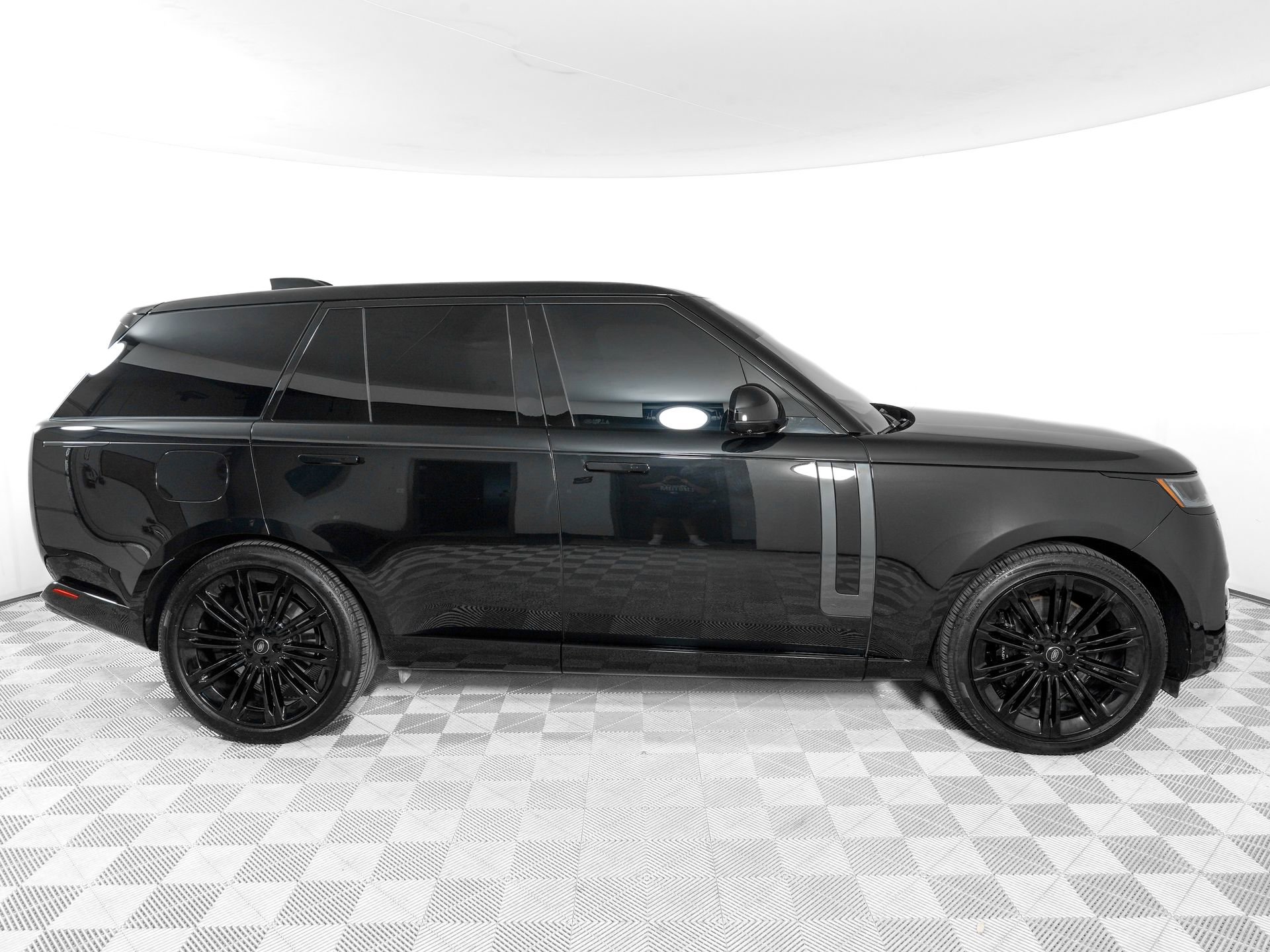 Used 2025 Land Rover Range Rover SE AWD/4WD image 4