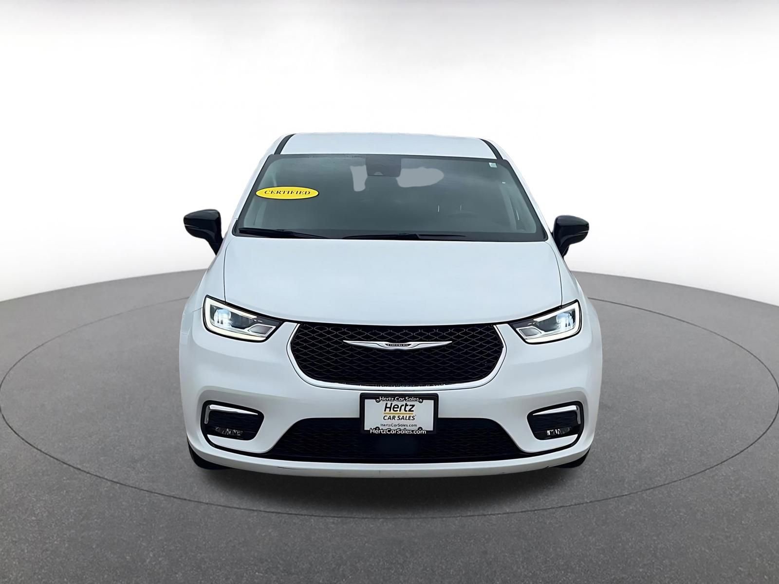 Used 2024 Chrysler Pacifica Touring-L image 4