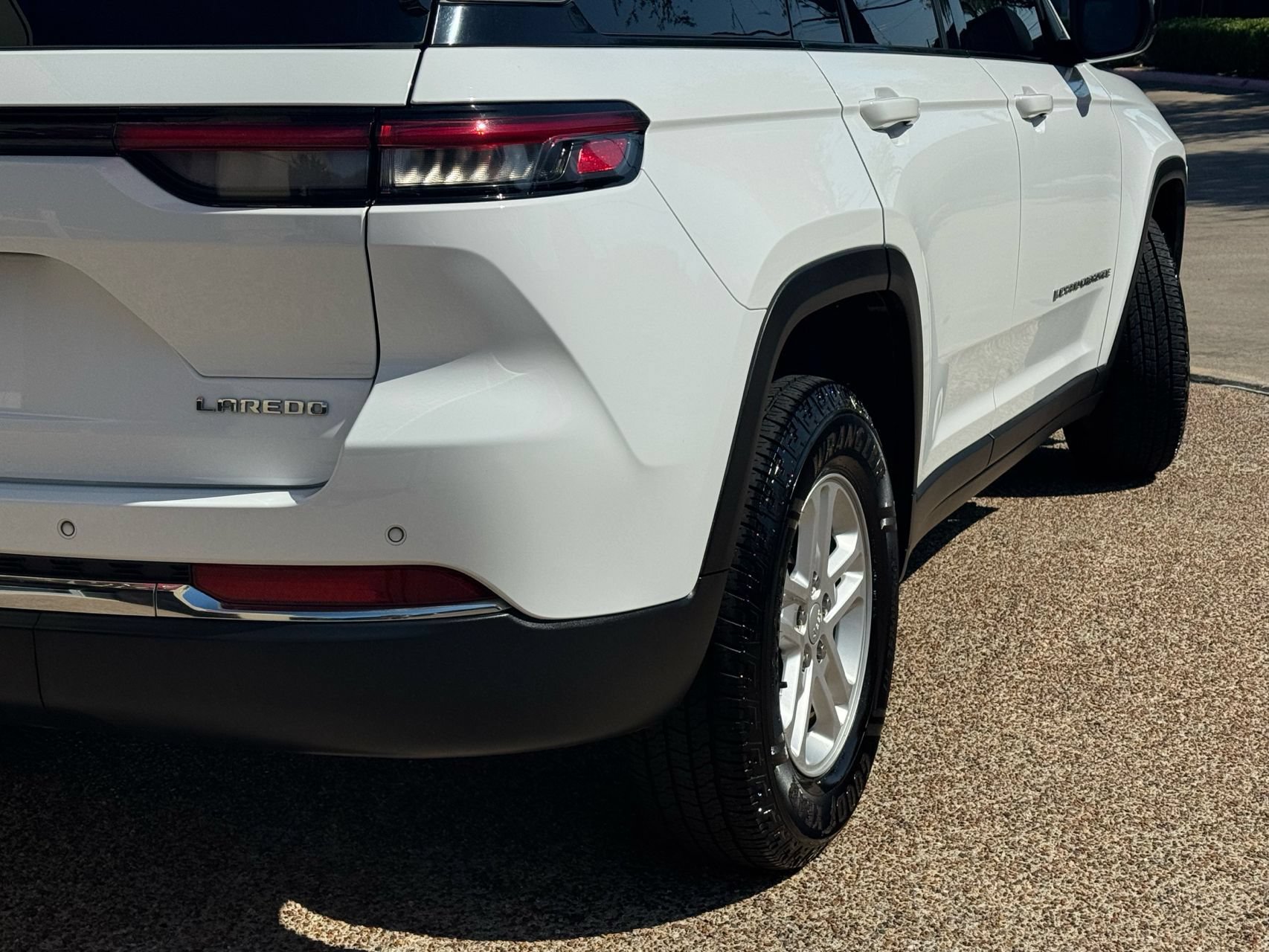 Used 2023 Jeep Grand Cherokee Laredo RWD image 4