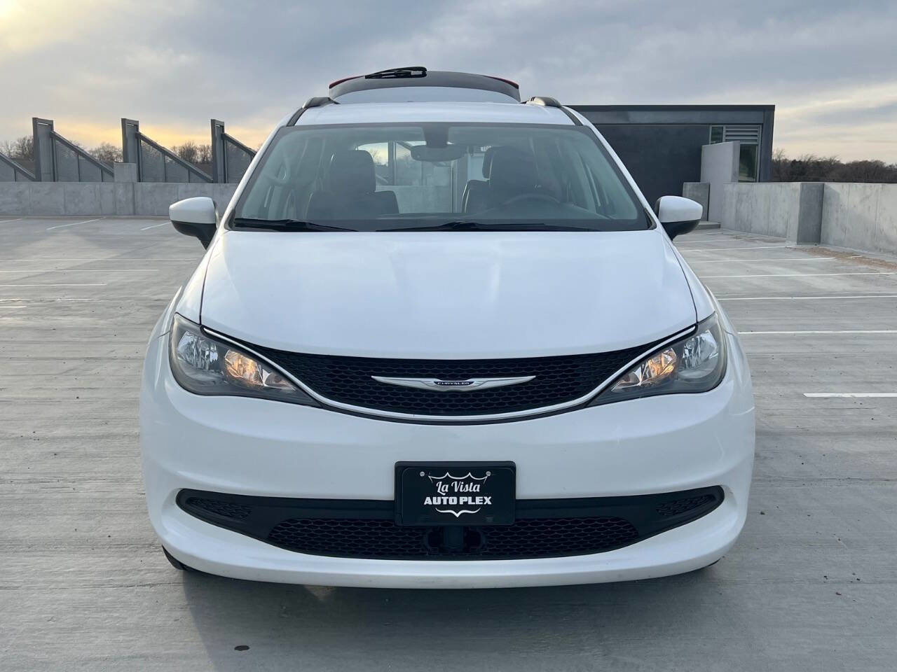 Used 2021 Chrysler Voyager Lxi image 5