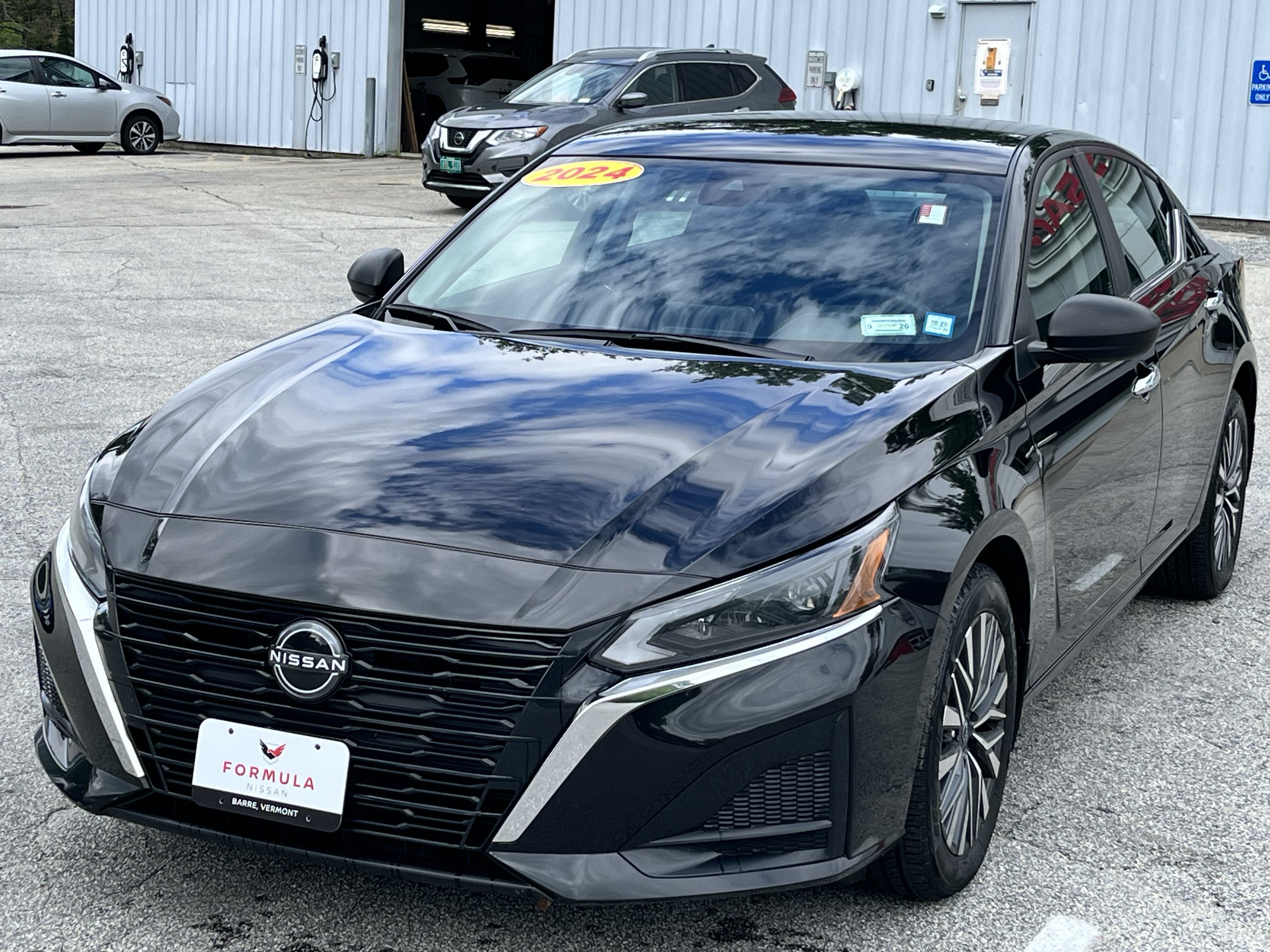 Used 2024 Nissan Altima 2.5 SV AWD/4WD image 3
