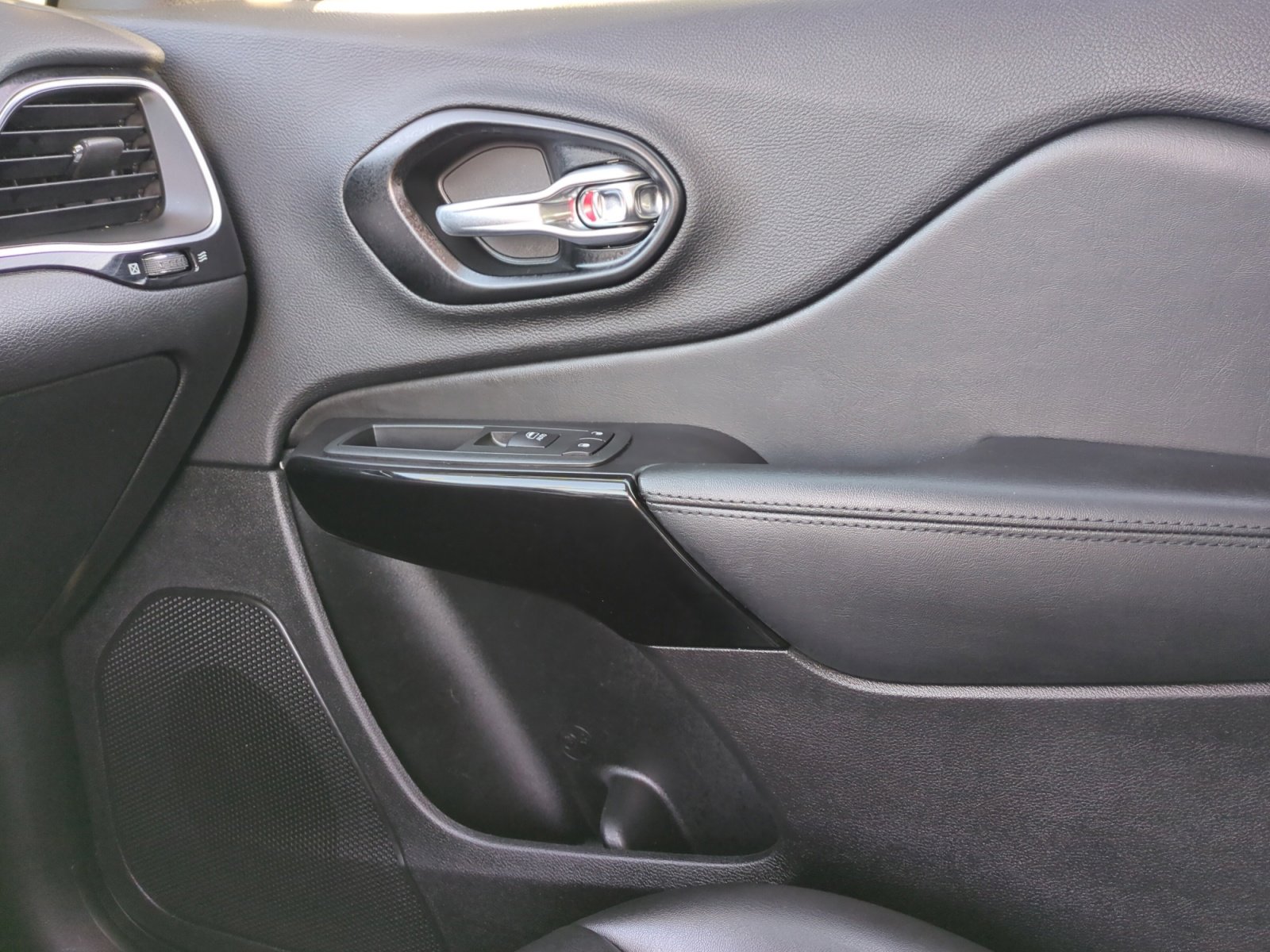 Used 2021 Jeep Cherokee Latitude Plus image 16