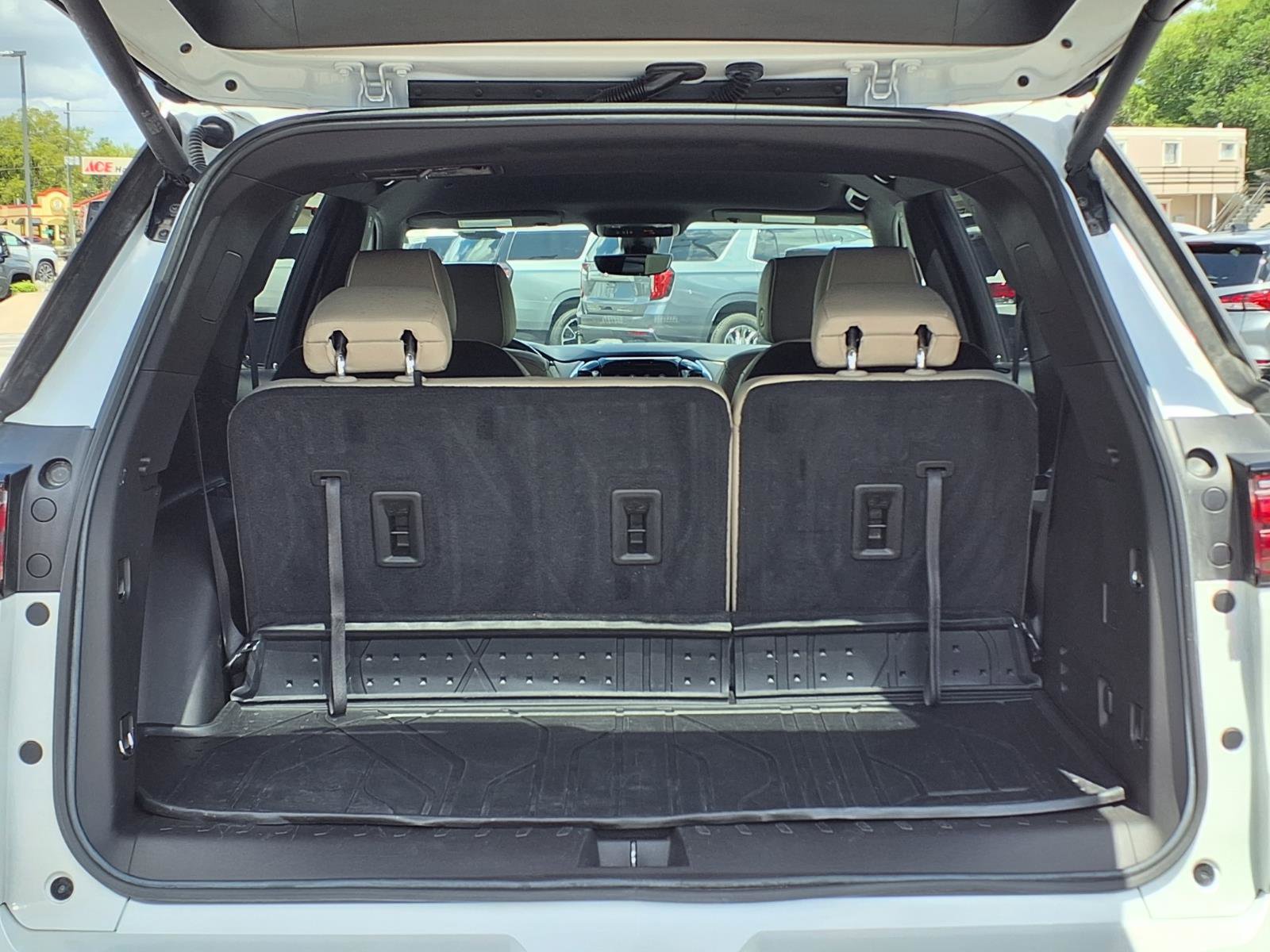 Used 2023 Chevrolet Traverse Premier FWD image 6