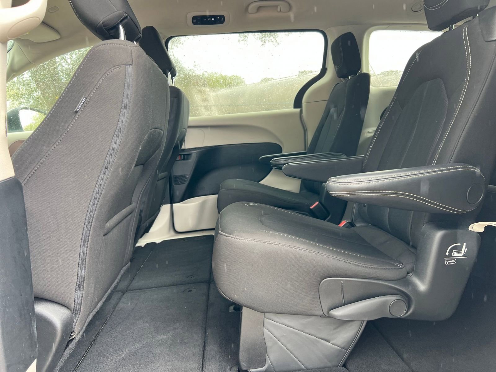 Used 2023 Chrysler Voyager LX image 41