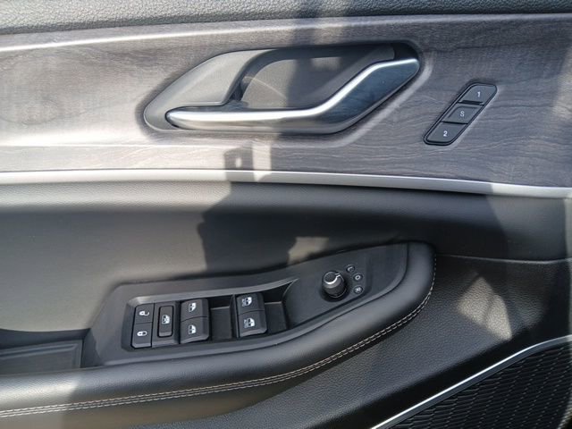 Used 2023 Jeep Grand Cherokee Limited w/ Black Appearance Package AWD/4WD image 10