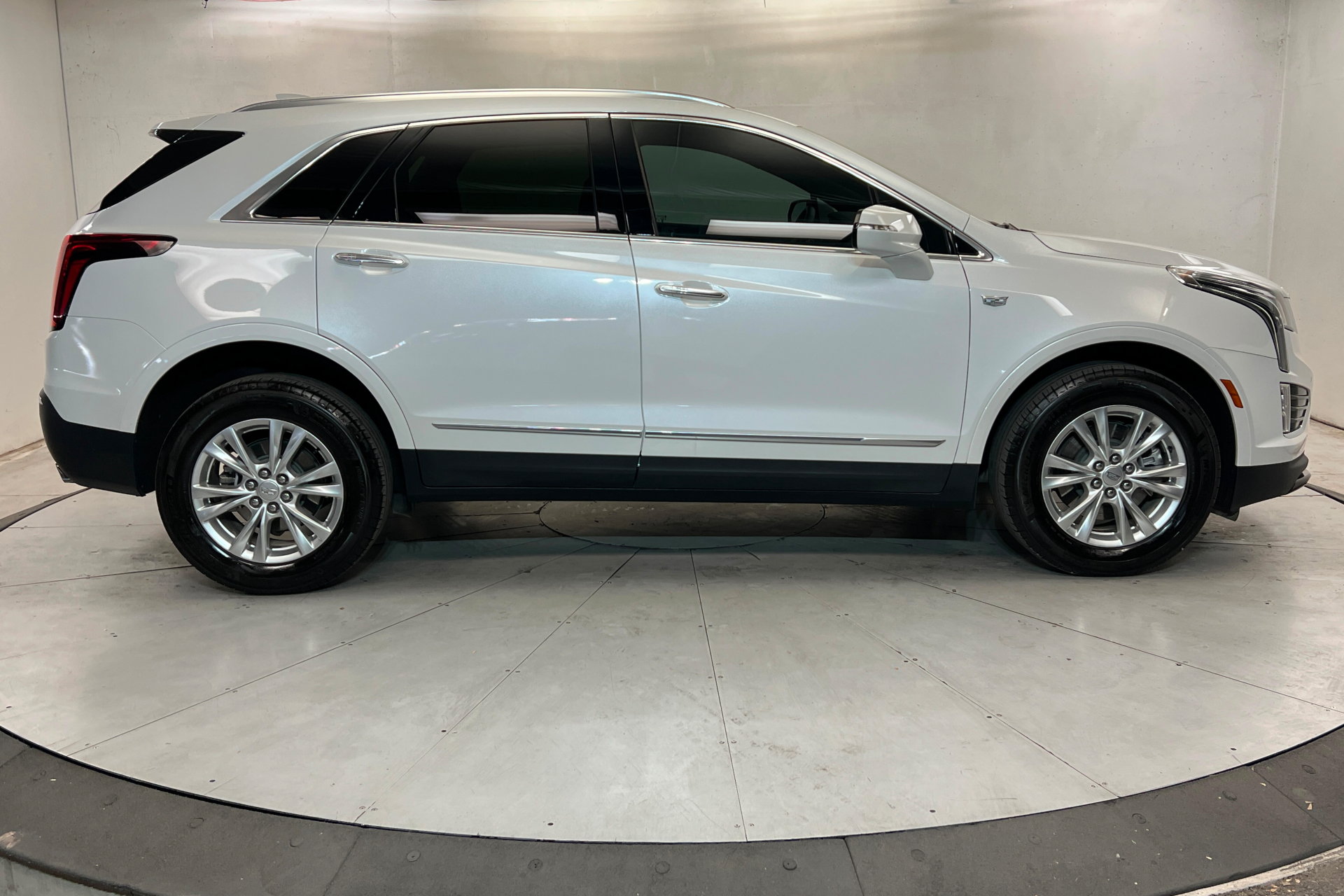 Used 2025 Cadillac XT5 Luxury w/ LPO, Floor Liner Package AWD/4WD image 6