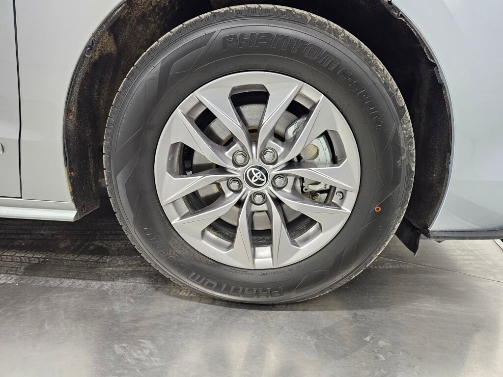 Used 2021 Toyota Sienna XLE w/ XLE Plus Package image 11