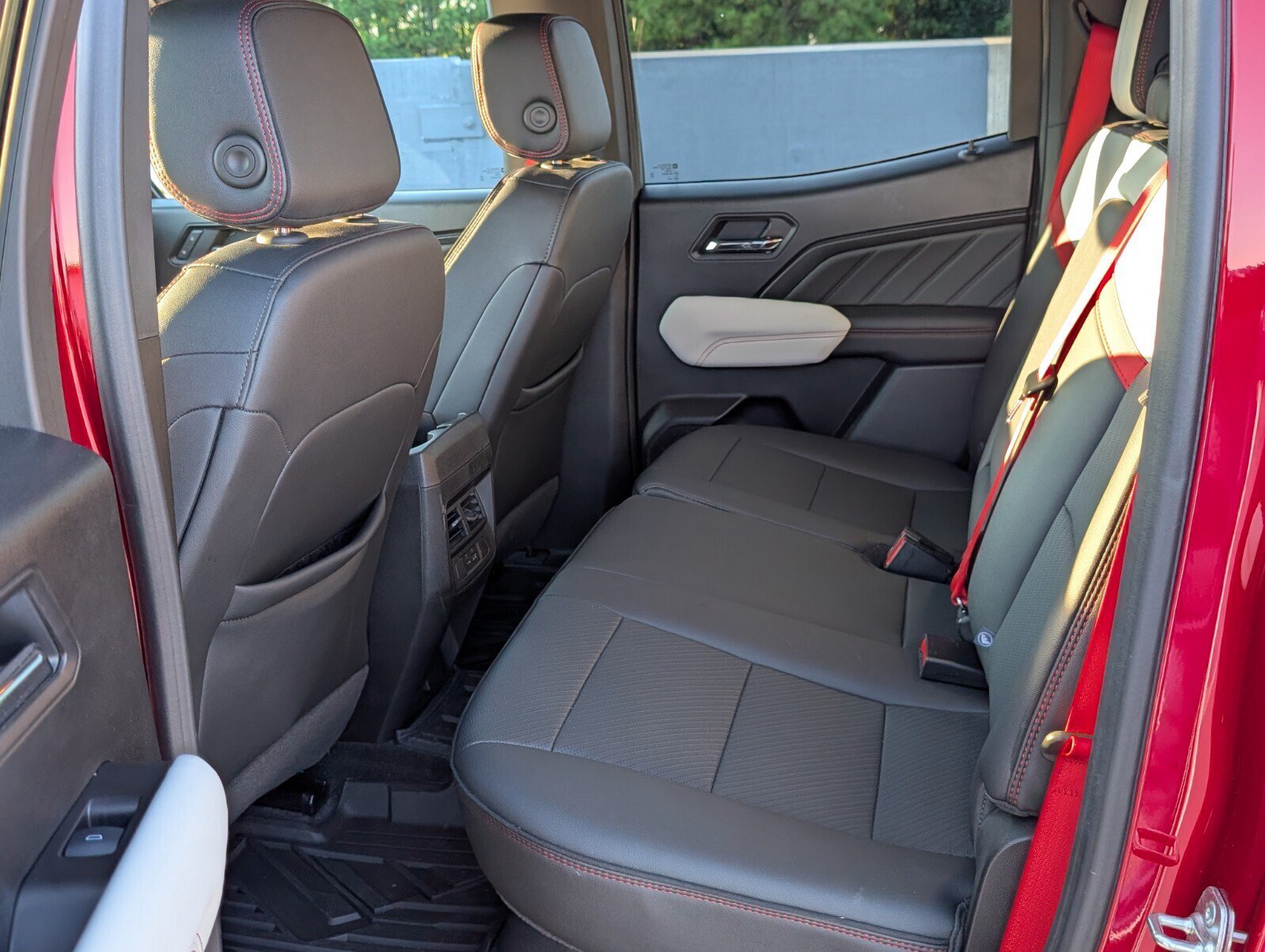 Used 2025 GMC Canyon AT4 w/ AT4X Package AWD/4WD image 14