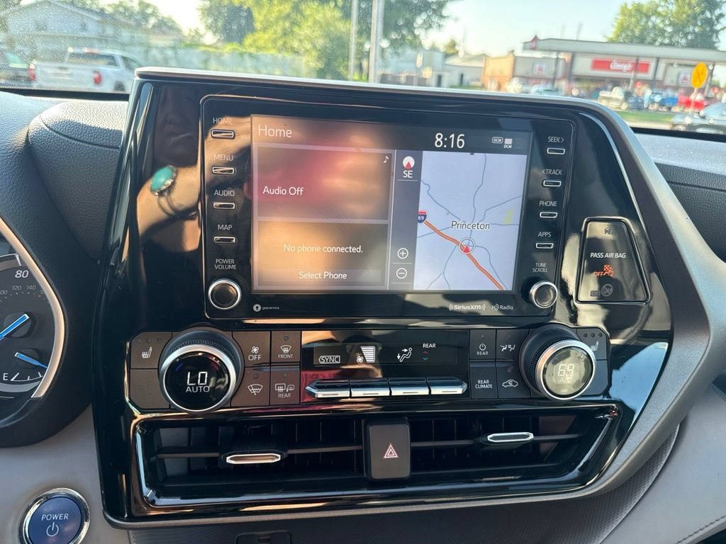 Used 2022 Toyota Highlander XLE AWD/4WD image 25