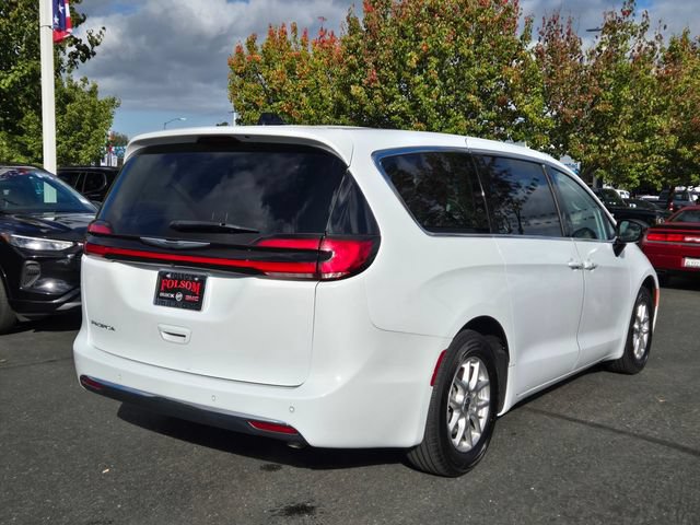 Used 2024 Chrysler Pacifica Touring-L FWD image 4