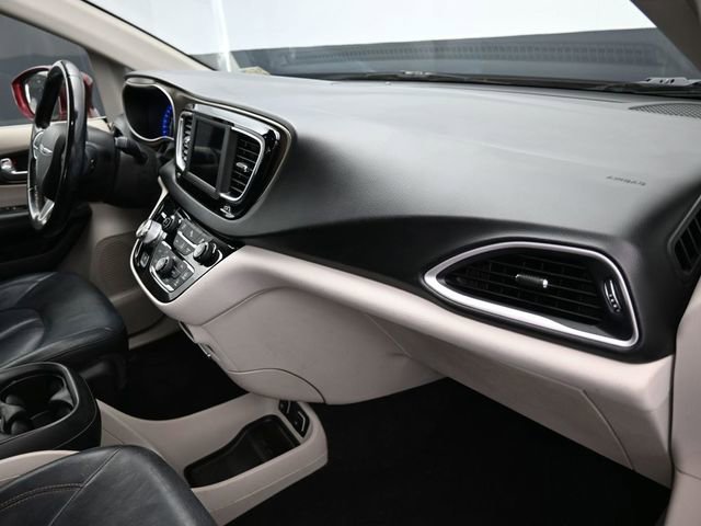 Used 2019 Chrysler Pacifica Touring-L image 44