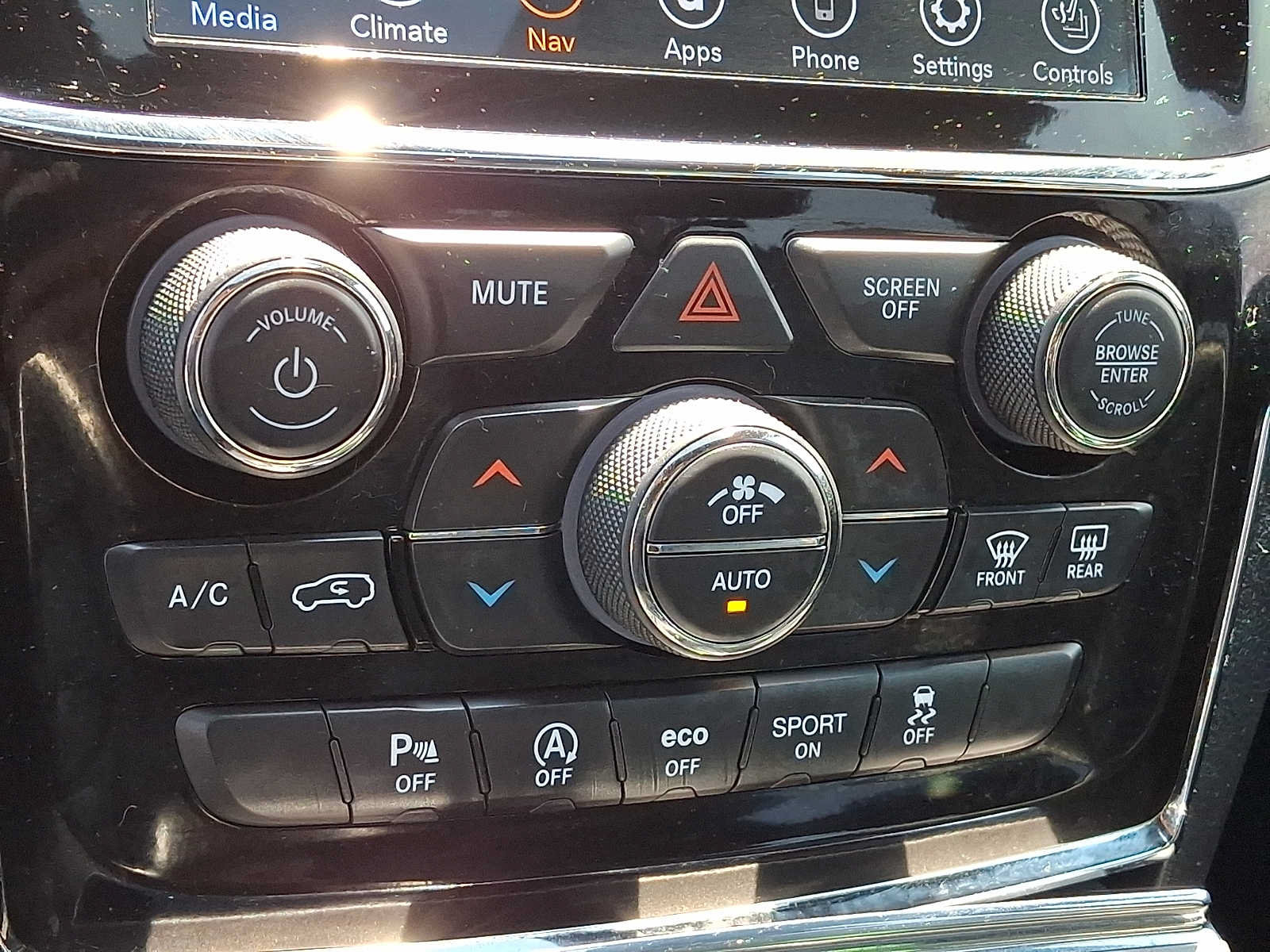 Used 2020 Jeep Grand Cherokee Limited AWD/4WD image 17