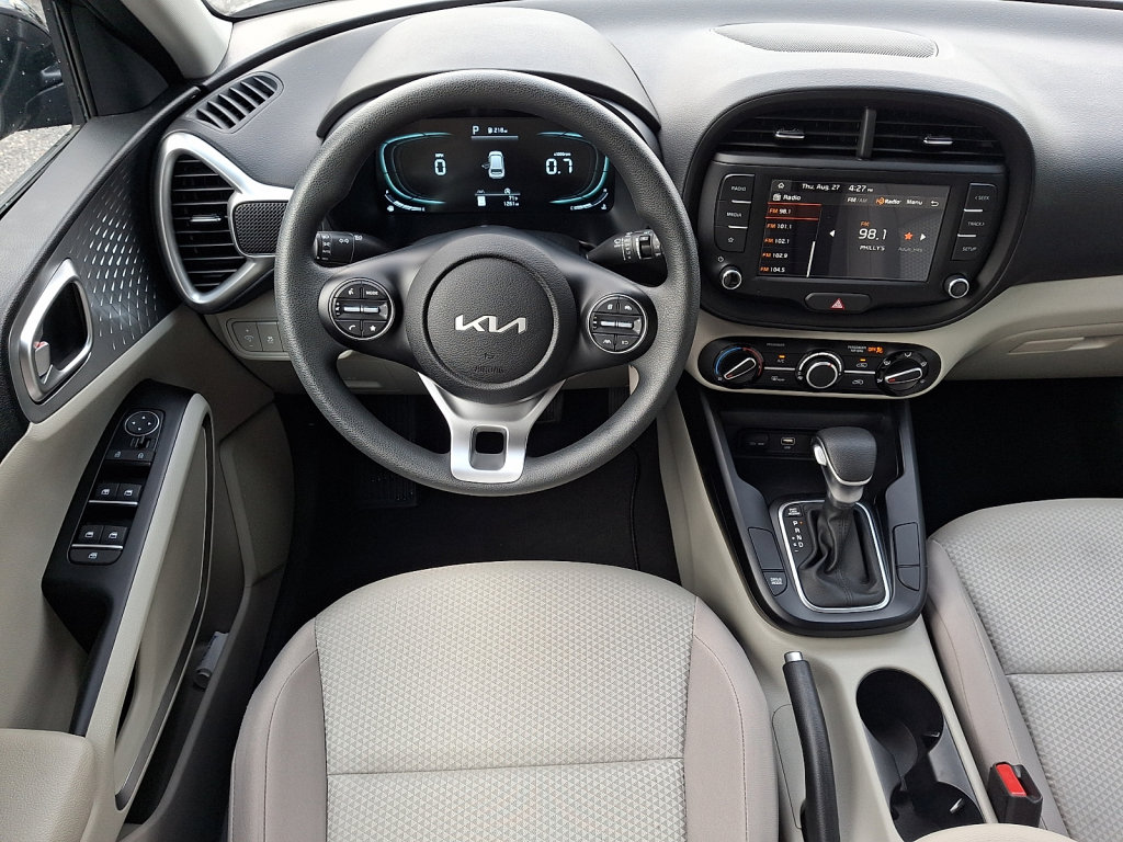 Used 2025 Kia Soul LX w/ LX Technology Package FWD image 23