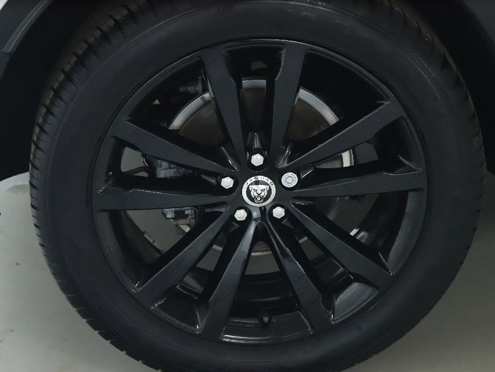 Certified 2024 Jaguar E-PACE R-Dynamic SE image 40