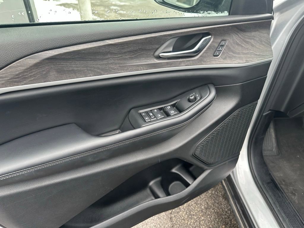 Used 2024 Jeep Grand Cherokee L Limited w/ Luxury Tech Group II image 10