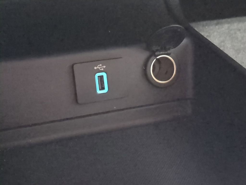 Used 2017 Ford Fusion SE w/ Fusion SE Technology Package image 43