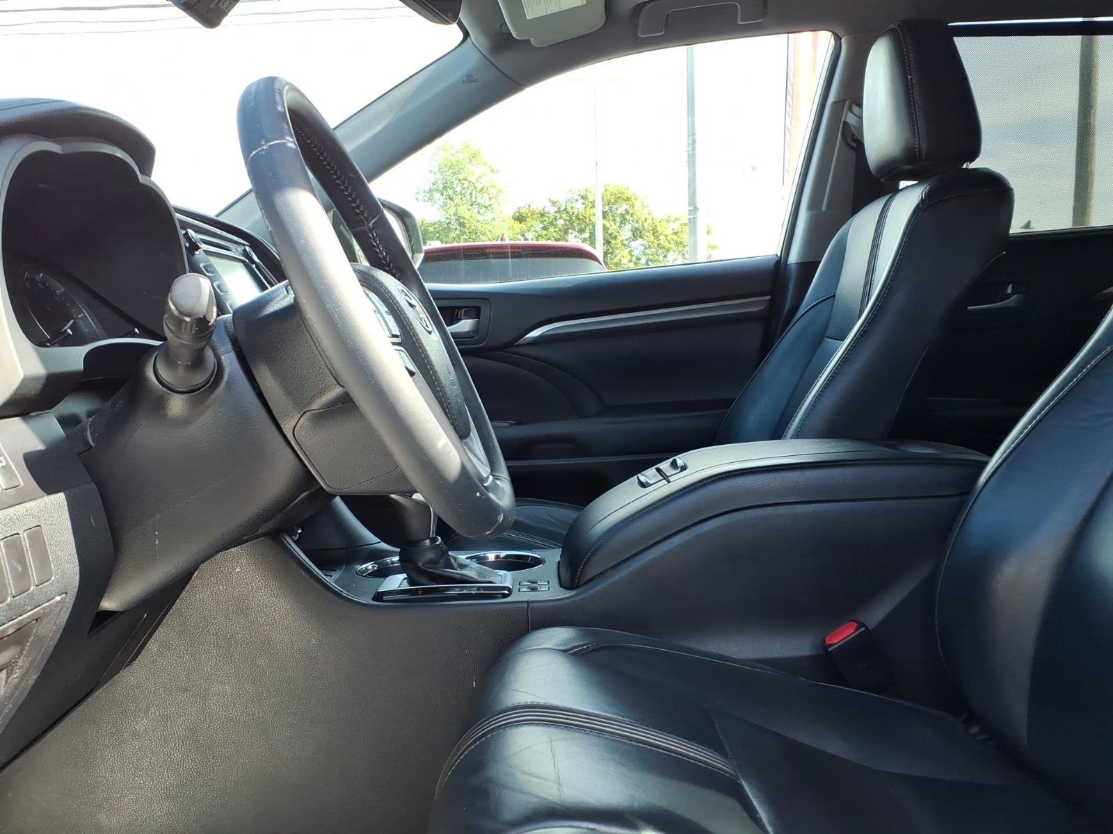 Used 2017 Toyota Highlander SE AWD/4WD image 20