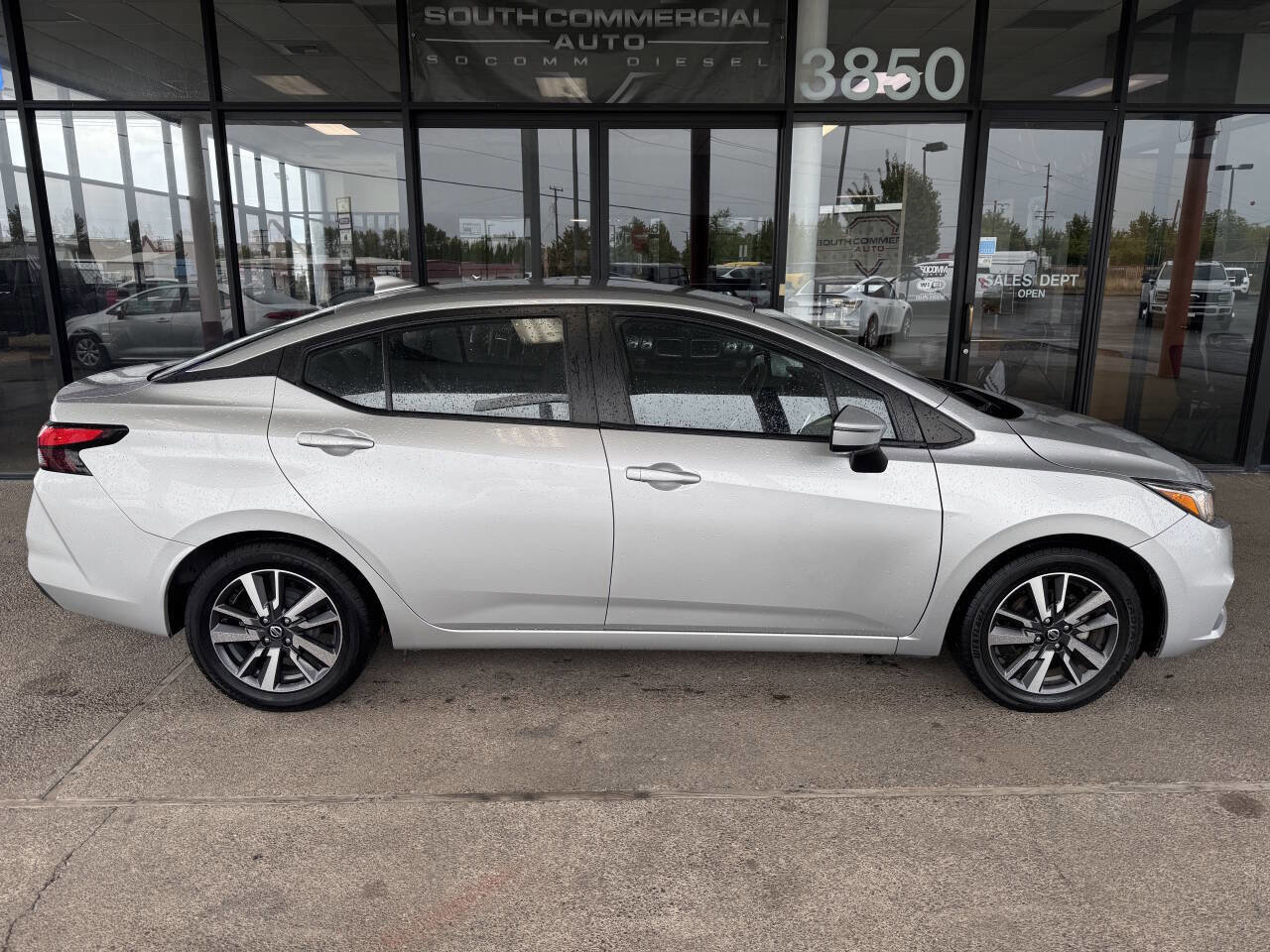 Used 2021 Nissan Versa SV image 6