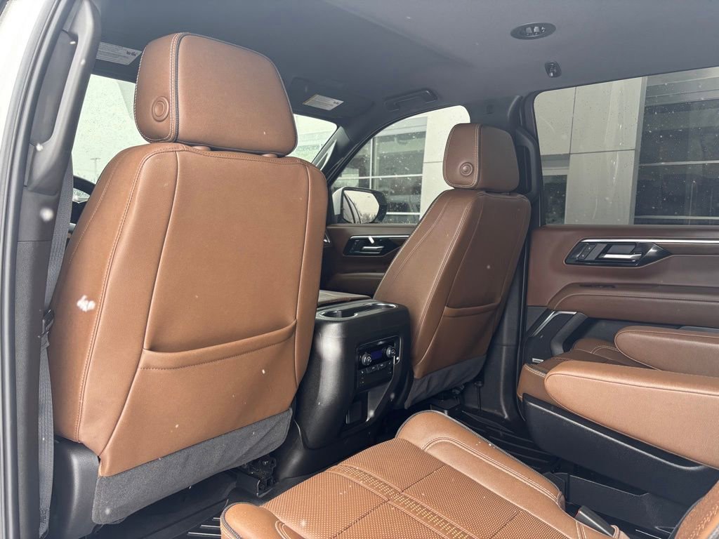 Used 2025 Chevrolet Suburban High Country image 14