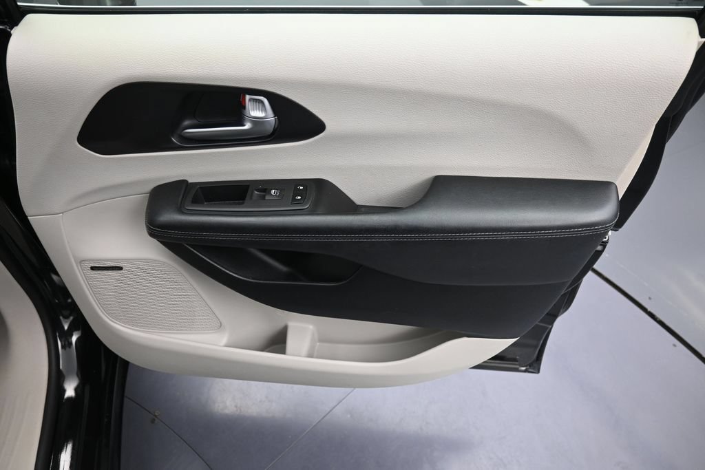 Used 2020 Chrysler Pacifica Limited FWD image 32
